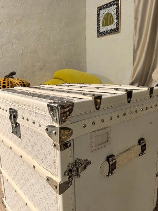 High-Quality White Monogram 3-Drawer Nightstand Trunk Style Record Cabinet Manufacturers, Supplier