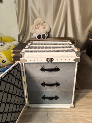 High-Quality White Monogram 3-Drawer Nightstand Trunk Style Record Cabinet Manufacturers, Supplier