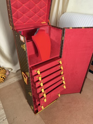 Famous Classic Monogram Tall Jewelry Cabinet Luxury Tall Jewelry Storage Trunk Manufacturer, Factory