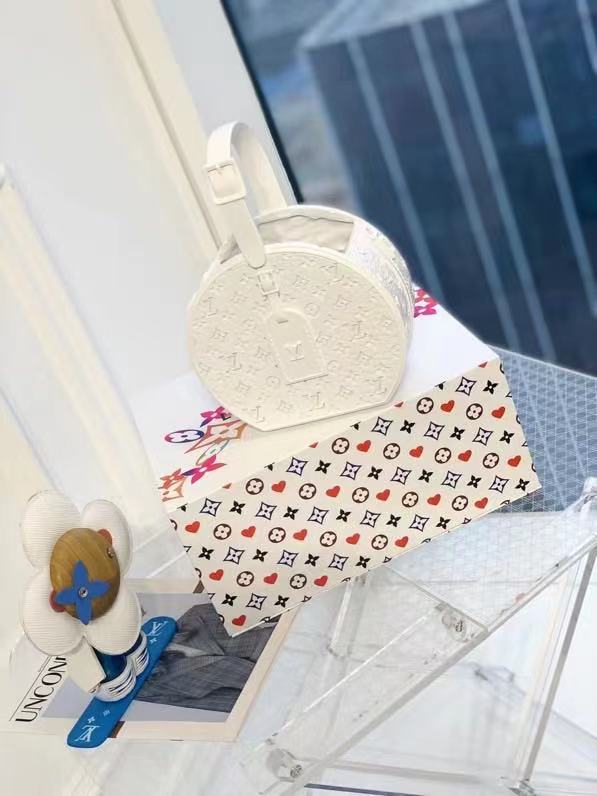 High-Quality This new vase comes from the Home Decor collection Make flowers bloom in a dazzling way The eye-catching shape of the vase is taken from lv's Hat handbag The design is carefully crafted Manufacturer, Exporter