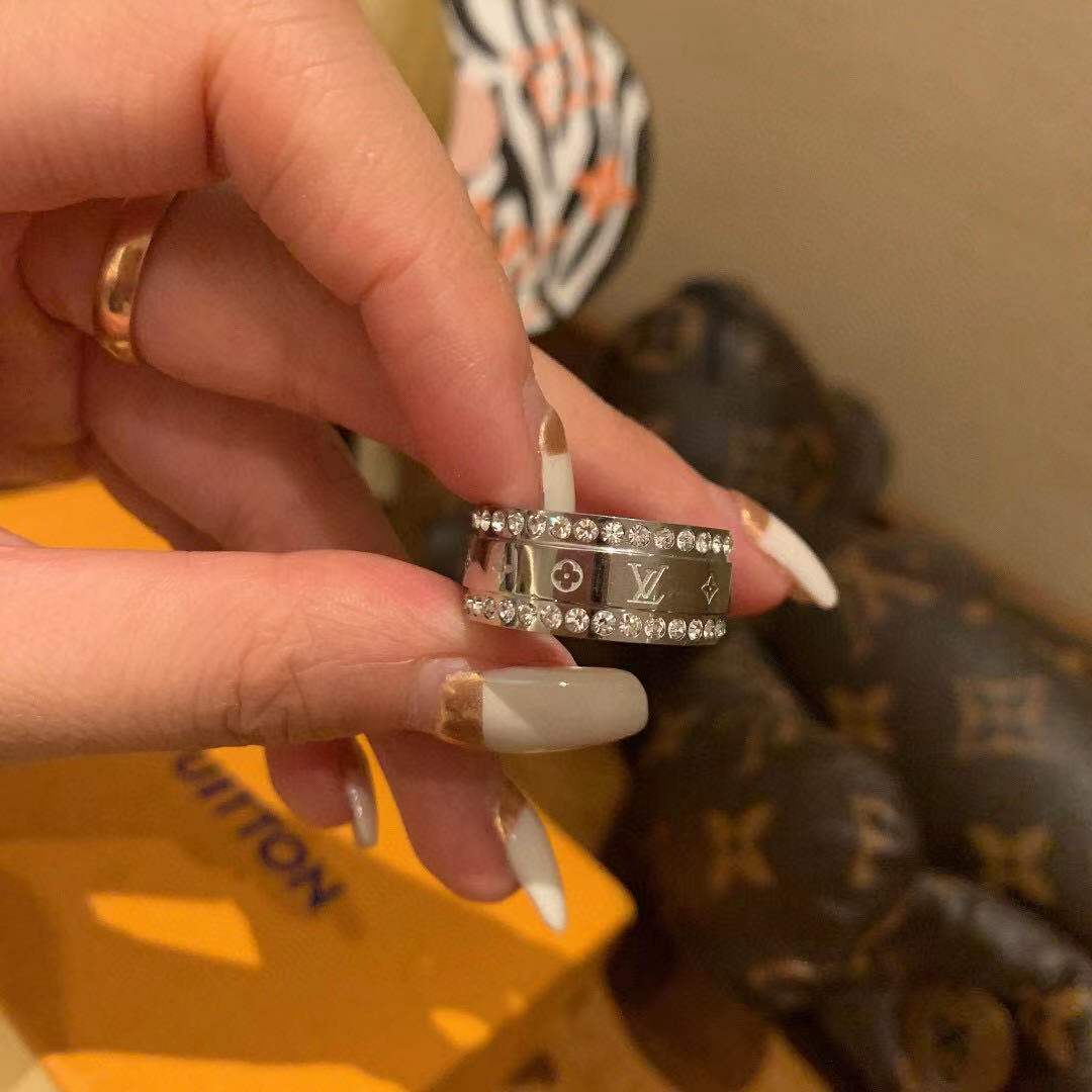Famous Loins V 2021 Full Print Double Row Diamond Bevel Ring The super classic logo and old flower pattern are easy to create a personalized shape, and the design of the two rows of drills makes the logo of the donkey family more dazzling~ There are not many good-looking accessories to explain, you must fall in love at first sight! ! ! Silver No. 6-10❗️ Comes with a full set of packaging at the counter Factories, Exporter