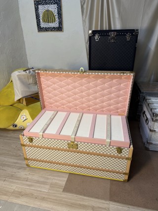 China LV Style Damier Azur Coffee Table Trunk (Custom Pink Lining) Manufacturers, Supplier
