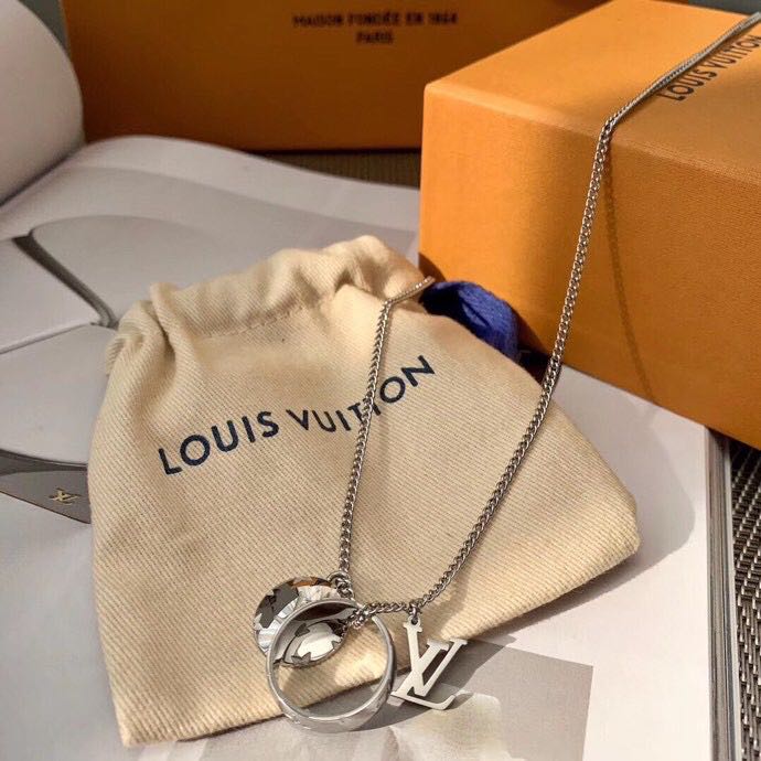 Wholesale The round cake pendant of the old flower, and the ring of the lv old flower, Of course, this ring can be taken off and worn on the hand to make a ring, or it can be hung on a necklace to make a pendant, which is convenient for creating a fashionable look. Manufacturer, Exporters
