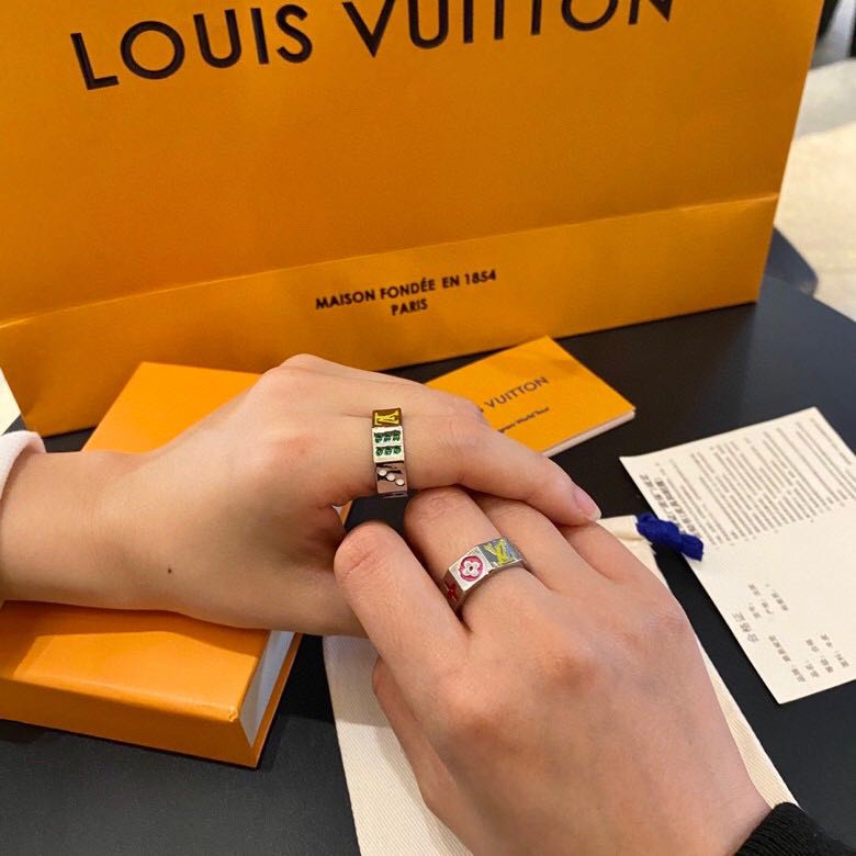 Wholesale 1v God of Gamblers Ring LV Play-It ring with witty touches of Louis Vuitton logo and Monogram flowers , arrange it on the multi-faceted metal ring together with the dice-like dots, Unleash visual impact. Suppliers, Exporter