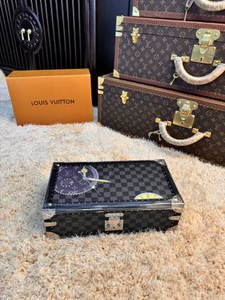 Famous Replica LV M4700B 8-Piece Watch Storage Box Painted Damier Hard Trunk with Hidden Compartment Supplier, Service