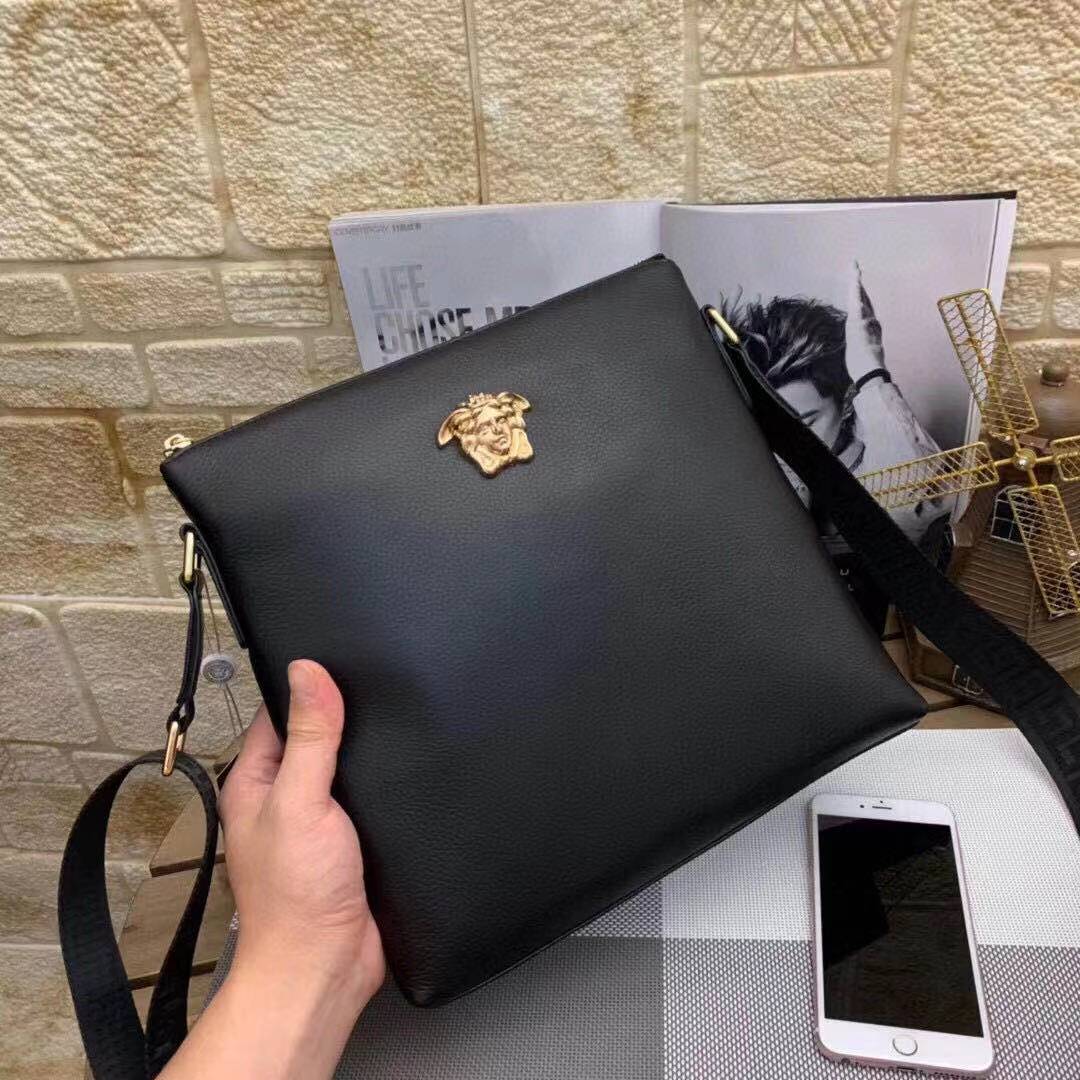 Wholesale High-end original Versace European parallel imports, Versace Versaee men's bag briefcase hand-held messenger bag, Expensive to create a new channel of goods, the ideal choice for energetic men's Original hardware, LOGO is very clear, top original cowhide, quality is beyond doubt, exquisite handwork What I want is to enter the counter and leave the customs without pears. It is absolutely powerful. Size: 29-27-5cm Suppliers, Factories