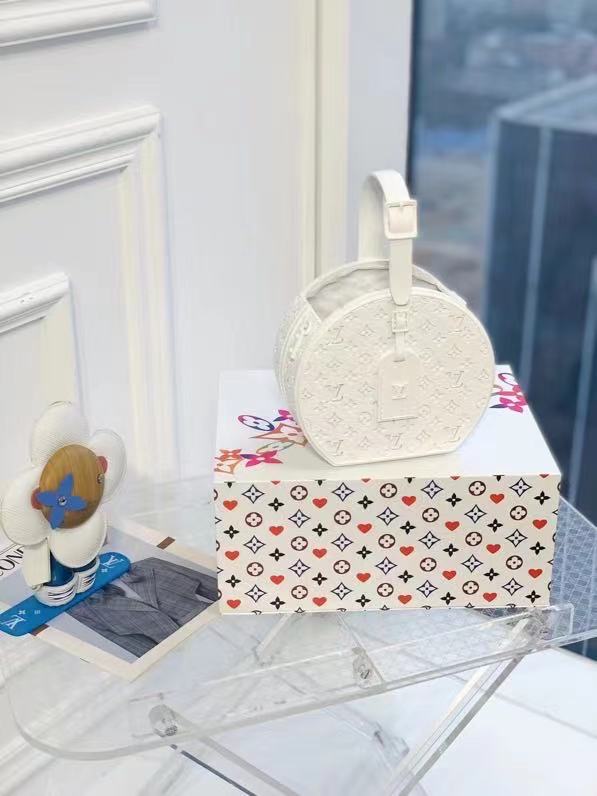 High-Quality This new vase comes from the Home Decor collection Make flowers bloom in a dazzling way The eye-catching shape of the vase is taken from lv's Hat handbag The design is carefully crafted Manufacturer, Exporter
