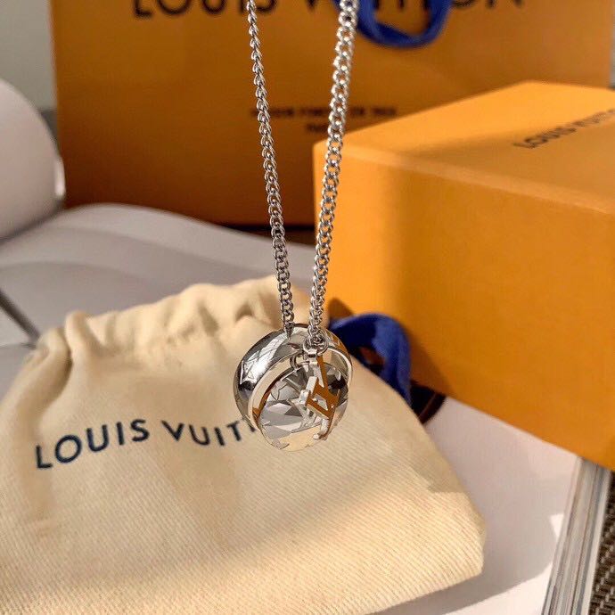 Wholesale The round cake pendant of the old flower, and the ring of the lv old flower, Of course, this ring can be taken off and worn on the hand to make a ring, or it can be hung on a necklace to make a pendant, which is convenient for creating a fashionable look. Manufacturer, Exporters
