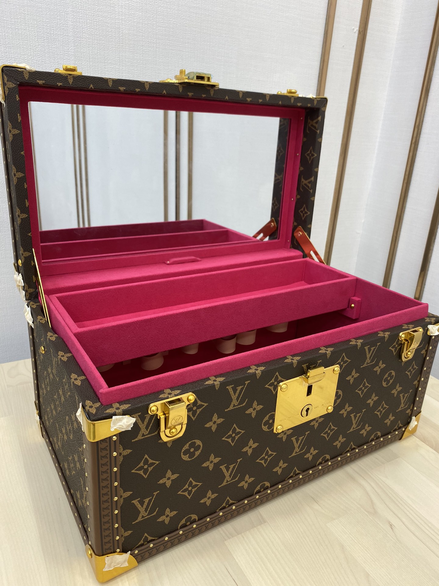 Best Monogram canvas makeup box hides a mirror Exporter, Service