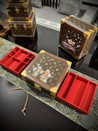 High-Quality Louis Vuitton Style Hand-Painted Cartoon Themed Hard Case Jewelry Box, Luxury Velvet Lined Storage Trunk Multi-Compartment Jewelry Organizer Factory, Exporters