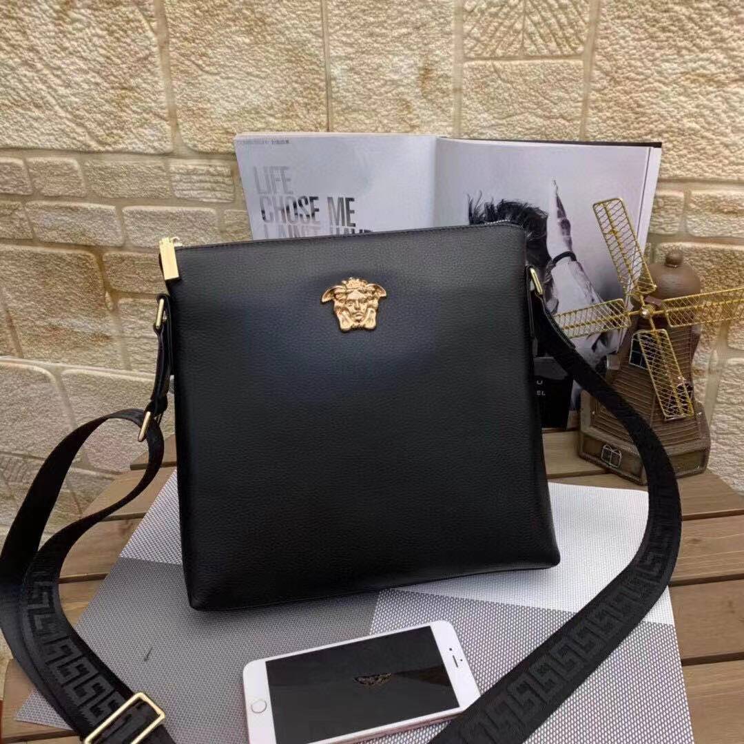 Wholesale High-end original Versace European parallel imports, Versace Versaee men's bag briefcase hand-held messenger bag, Expensive to create a new channel of goods, the ideal choice for energetic men's Original hardware, LOGO is very clear, top original cowhide, quality is beyond doubt, exquisite handwork What I want is to enter the counter and leave the customs without pears. It is absolutely powerful. Size: 29-27-5cm Suppliers, Factories