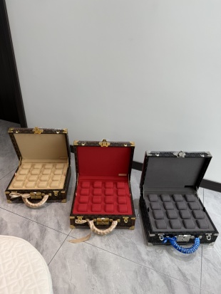 China Luxury 12-Slot Watch Case with Velvet Interior Factories, Products