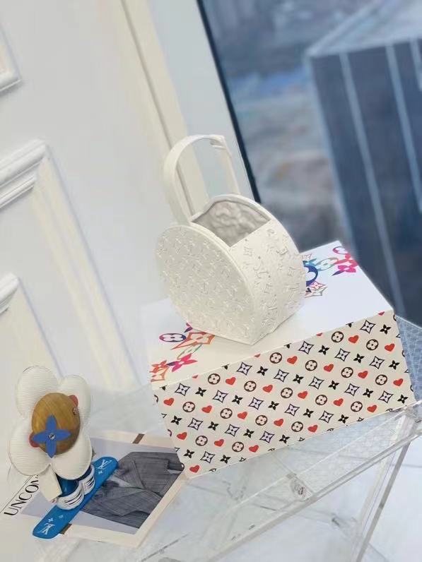 High-Quality This new vase comes from the Home Decor collection Make flowers bloom in a dazzling way The eye-catching shape of the vase is taken from lv's Hat handbag The design is carefully crafted Manufacturer, Exporter
