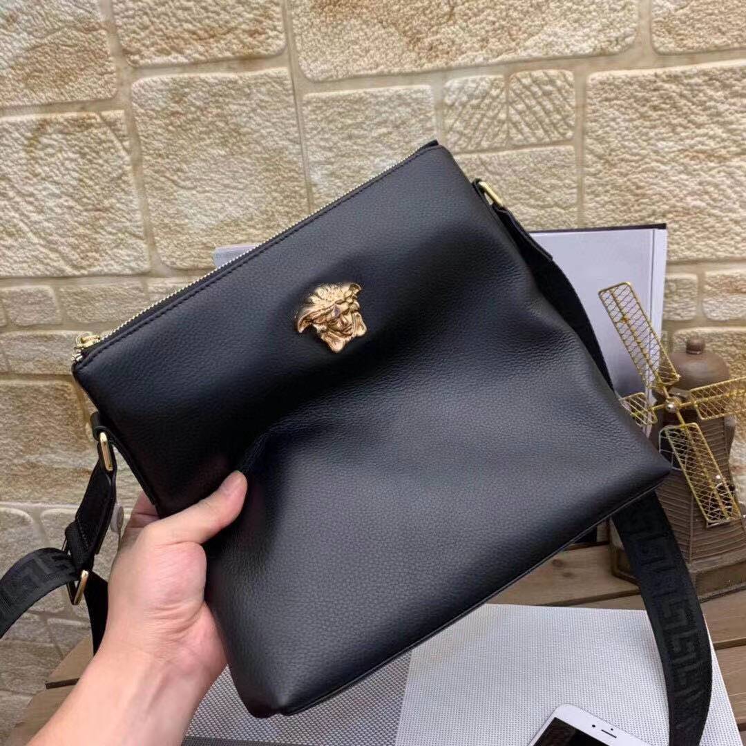 Wholesale High-end original Versace European parallel imports, Versace Versaee men's bag briefcase hand-held messenger bag, Expensive to create a new channel of goods, the ideal choice for energetic men's Original hardware, LOGO is very clear, top original cowhide, quality is beyond doubt, exquisite handwork What I want is to enter the counter and leave the customs without pears. It is absolutely powerful. Size: 29-27-5cm Suppliers, Factories