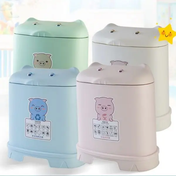 Plastic trash can
