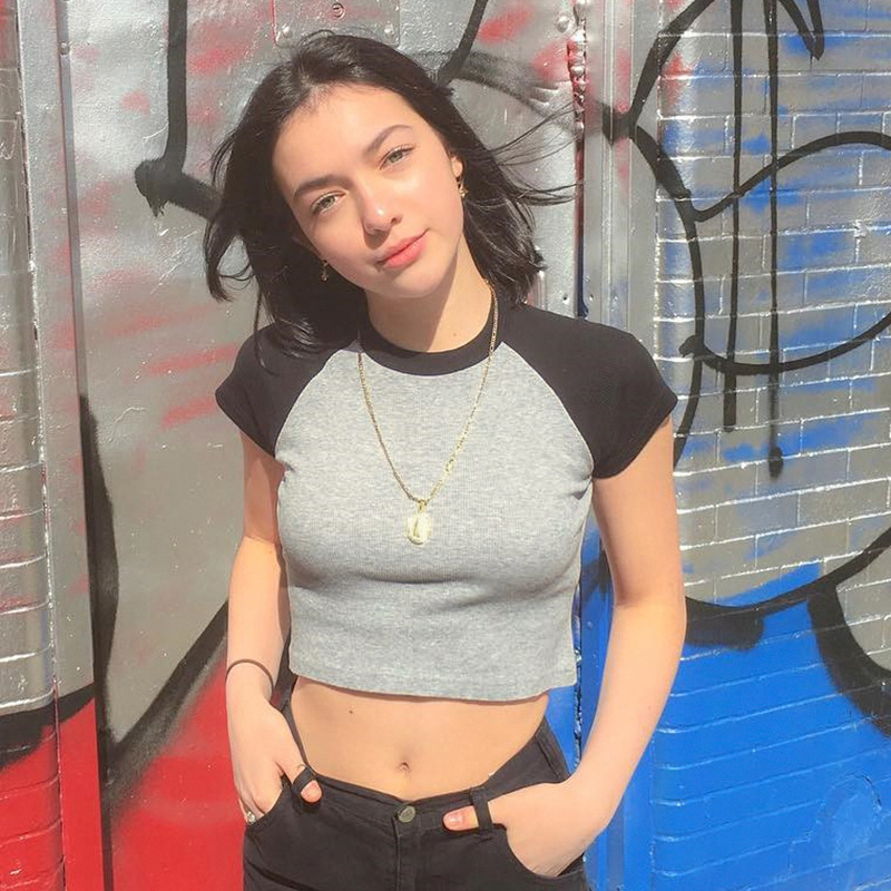 Cropped tshirt model photo 1