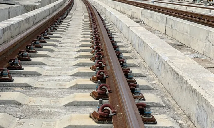 Sistema de fijación de almohadillas EVA con amortiguación de vibraciones para vías de ferrocarril