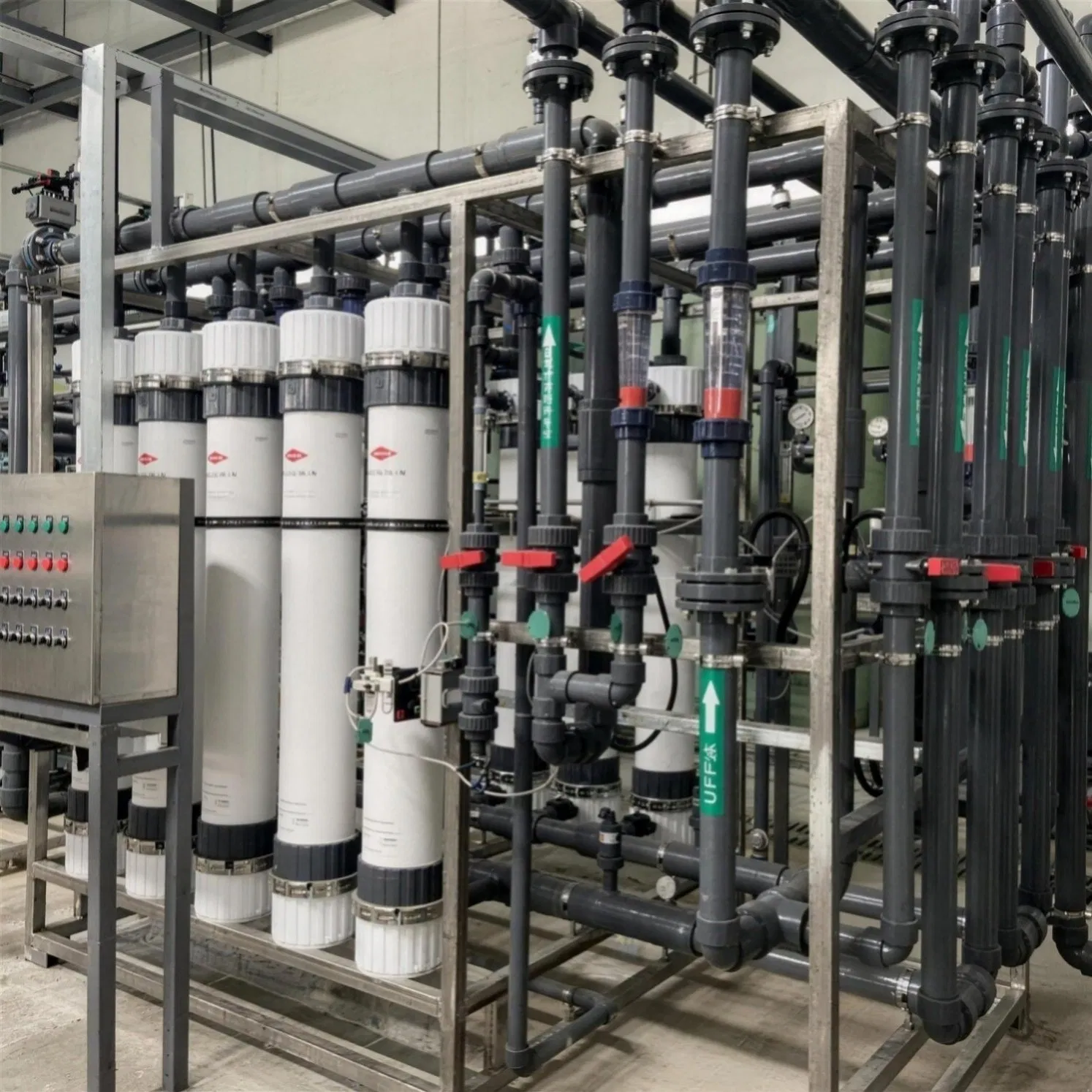 Sistema de purificación de agua potable por ósmosis inversa integrada con eliminación de dióxido de carbono para mejorar el sabor en la producción de bebidas carbonatadas