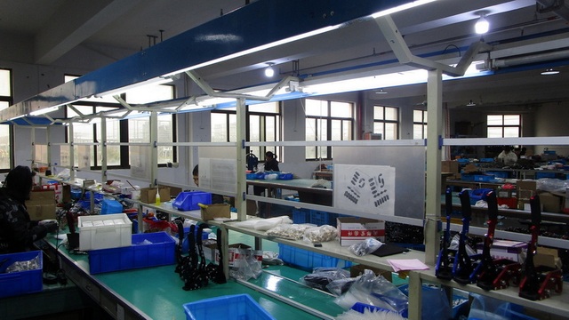 Proceso de fabricación de amortiguadores Dakar Auto - mecanizado de precisión CNC en instalaciones de producción