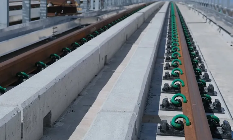 Sistema de fijación de almohadillas EVA con amortiguación de vibraciones para vías de ferrocarril