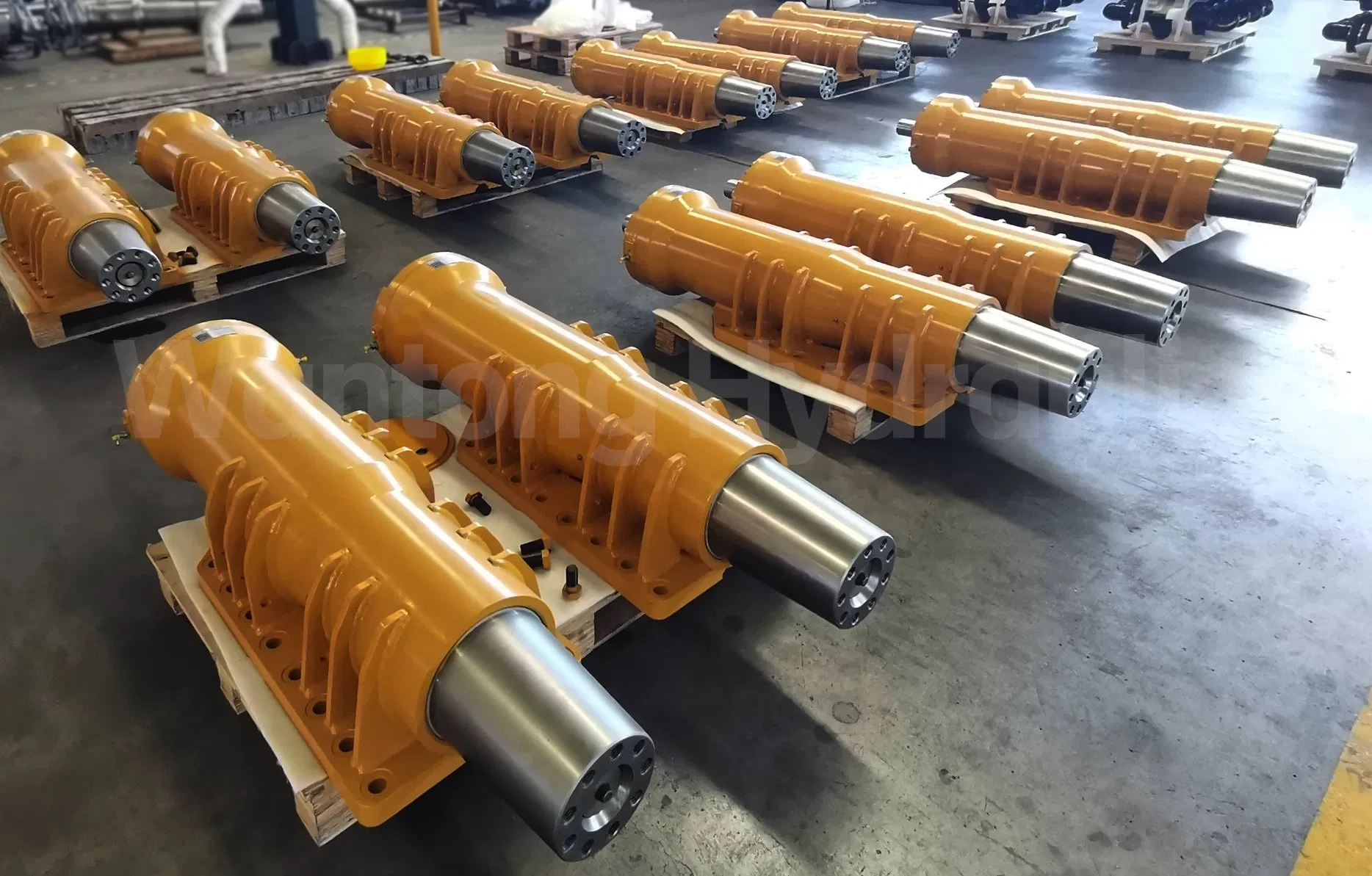 Sistema de suspensión hidro-pneumática ajustable con cilindro hidráulico e sistema inteligente integrado para camiones de volquete de carrocería ancha