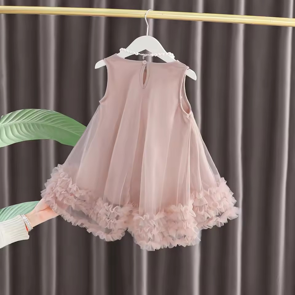 High-Quality Girls' Mesh Bow Dress. High-Quality Sleeveless Princess Tank Dress for Fashion Parties. Fashionable Party Style with Gift Box. Clothing