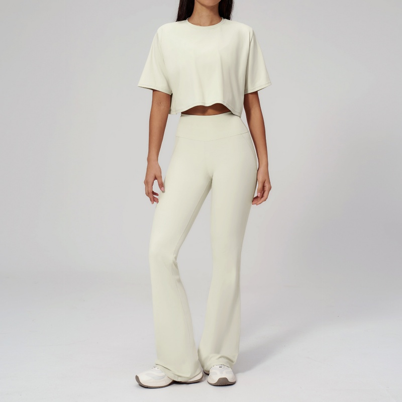 Ropa de moda camiseta transpirable y leggings acampanados para mujeres, ropa para correr y pilates, conjunto deportivo casual