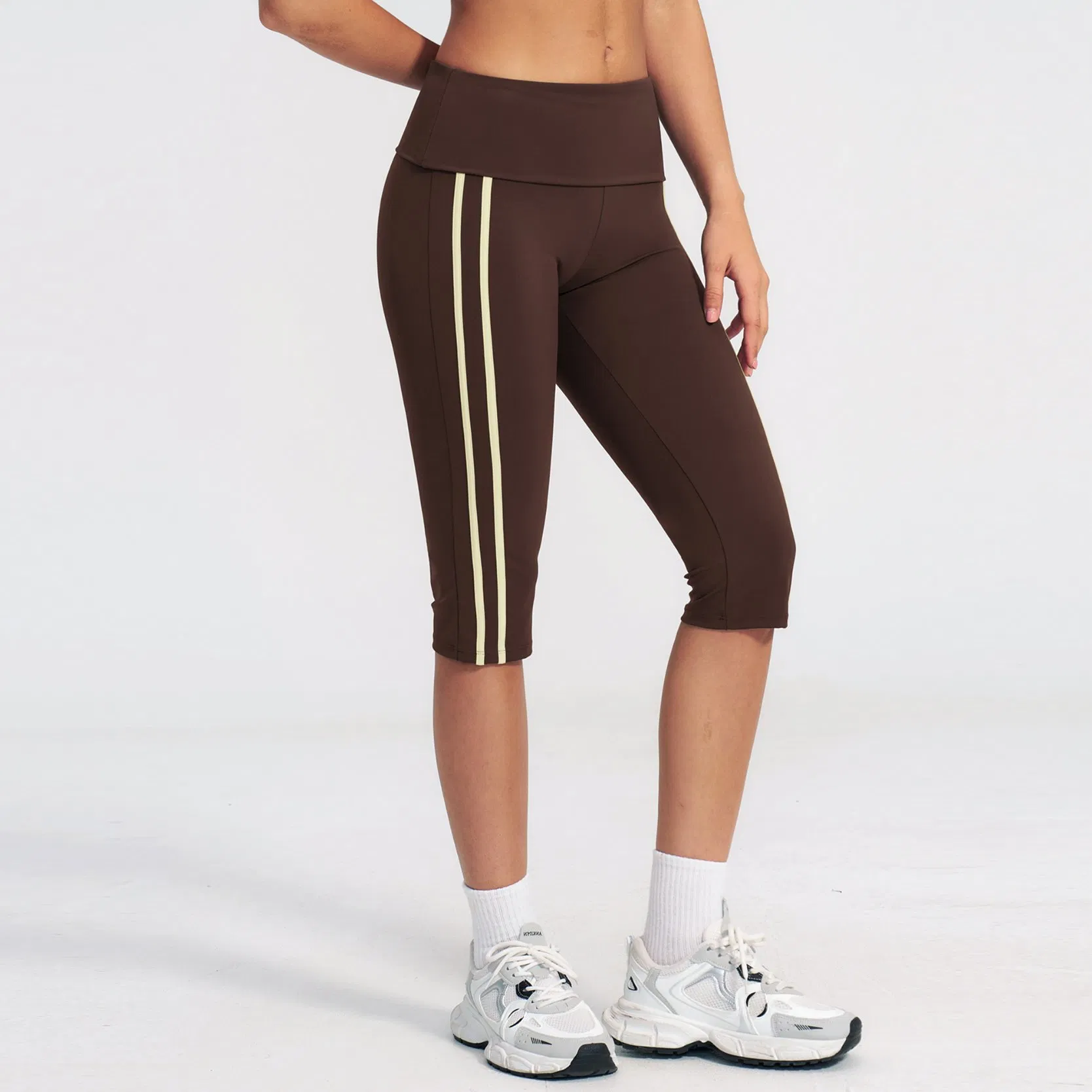 Pantalones capri de yoga para mujer con cinturilla doblada, compresión, secado rápido y franjas laterales en contraste, siete octavos
