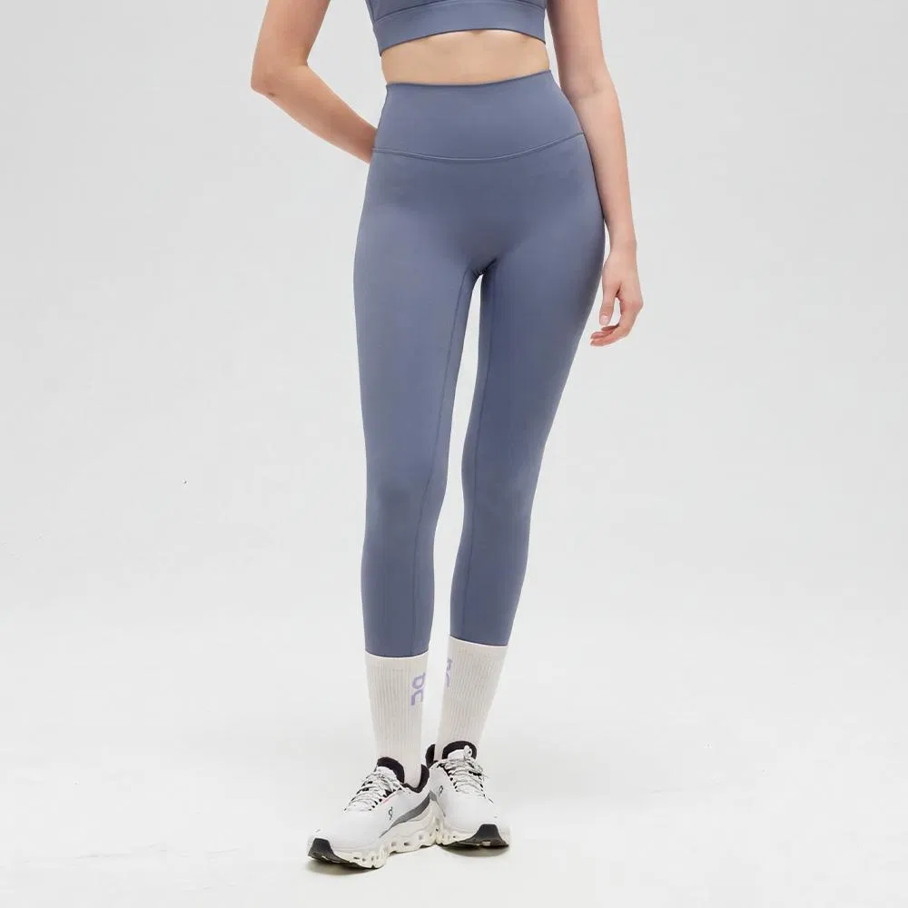 Mallas de yoga de nylon y spandex de sensación nude al por mayor, personalización de color y logo, pantalones de fitness transpirables y anti-fricción
