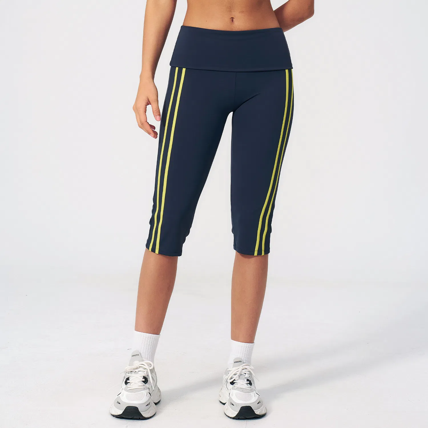 Pantalones capri de yoga para mujer con cinturilla doblada, compresión, secado rápido y franjas laterales en contraste, siete octavos