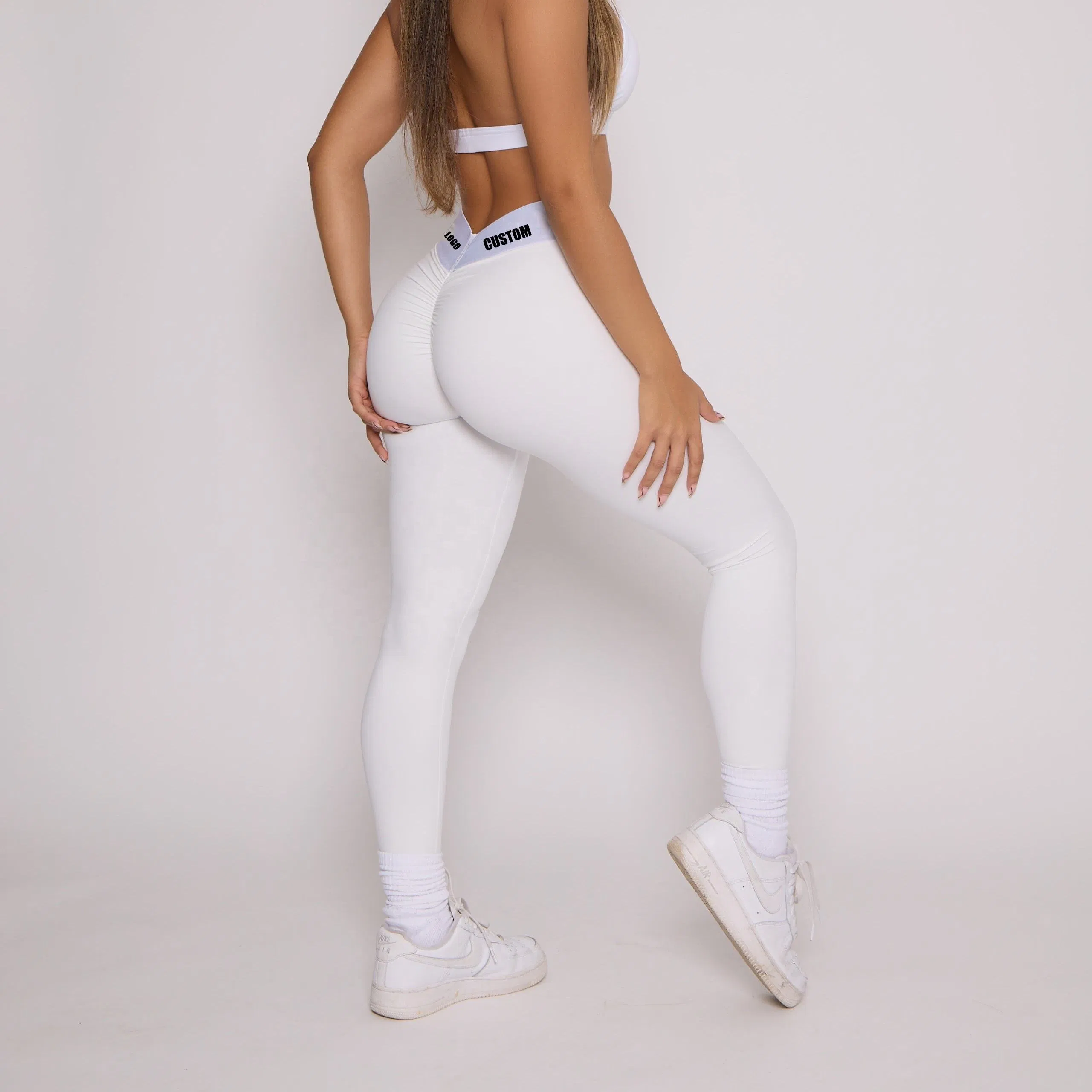 2024 Nuevos pantalones de yoga de alta cintura de nylon sin costuras con fruncido en el trasero y leggings de espalda en V
