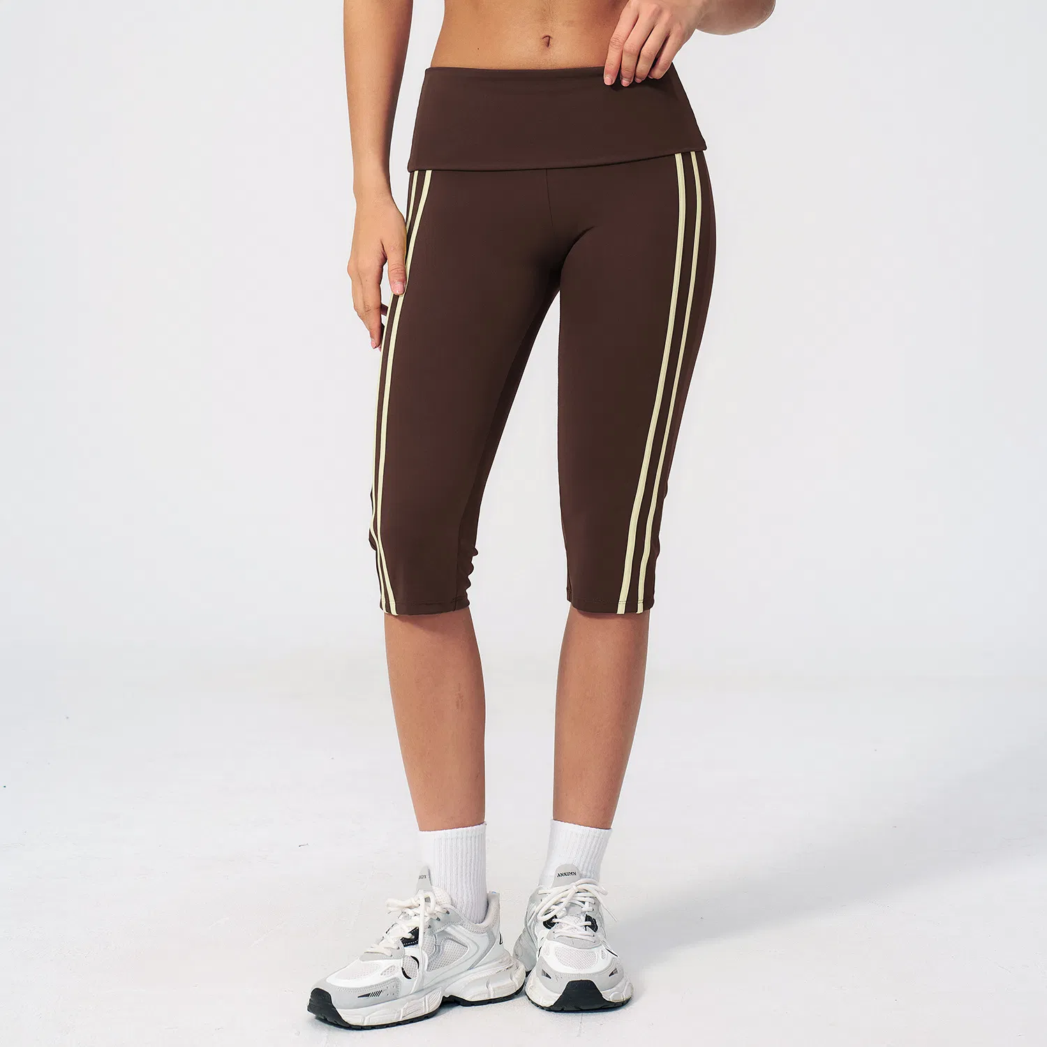 Pantalones capri de yoga para mujer con cinturilla doblada, compresión, secado rápido y franjas laterales en contraste, siete octavos