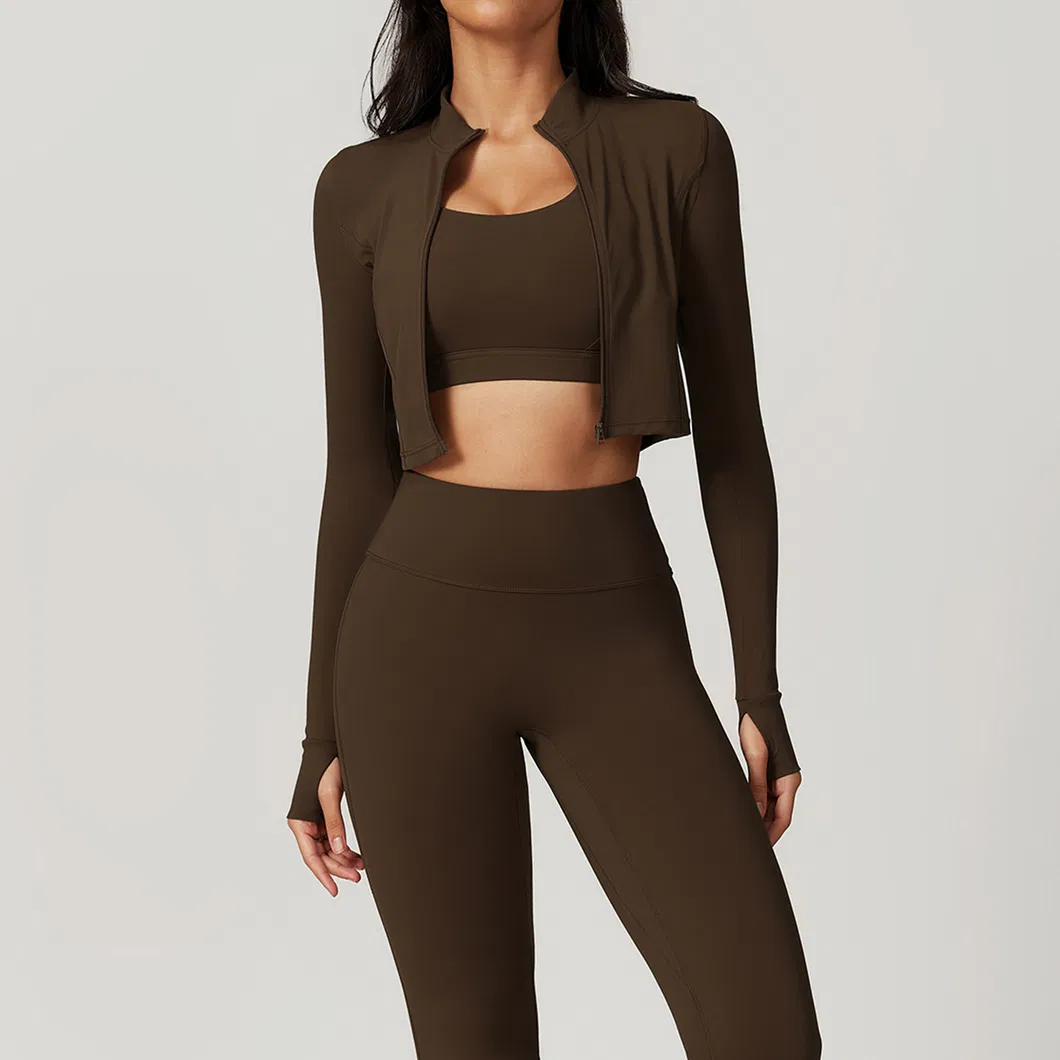 Conjunto de ropa de yoga para mujer: chaqueta corta, sujetador deportivo y leggings para el gimnasio
