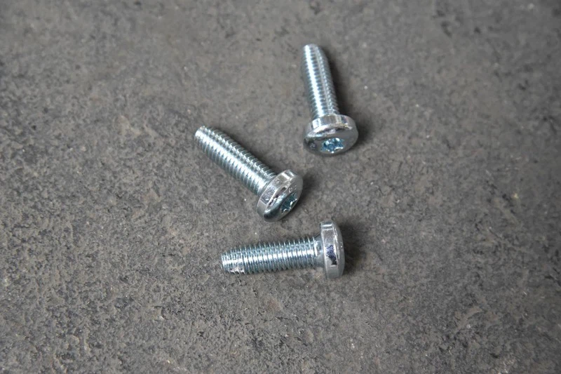 Screw (2)