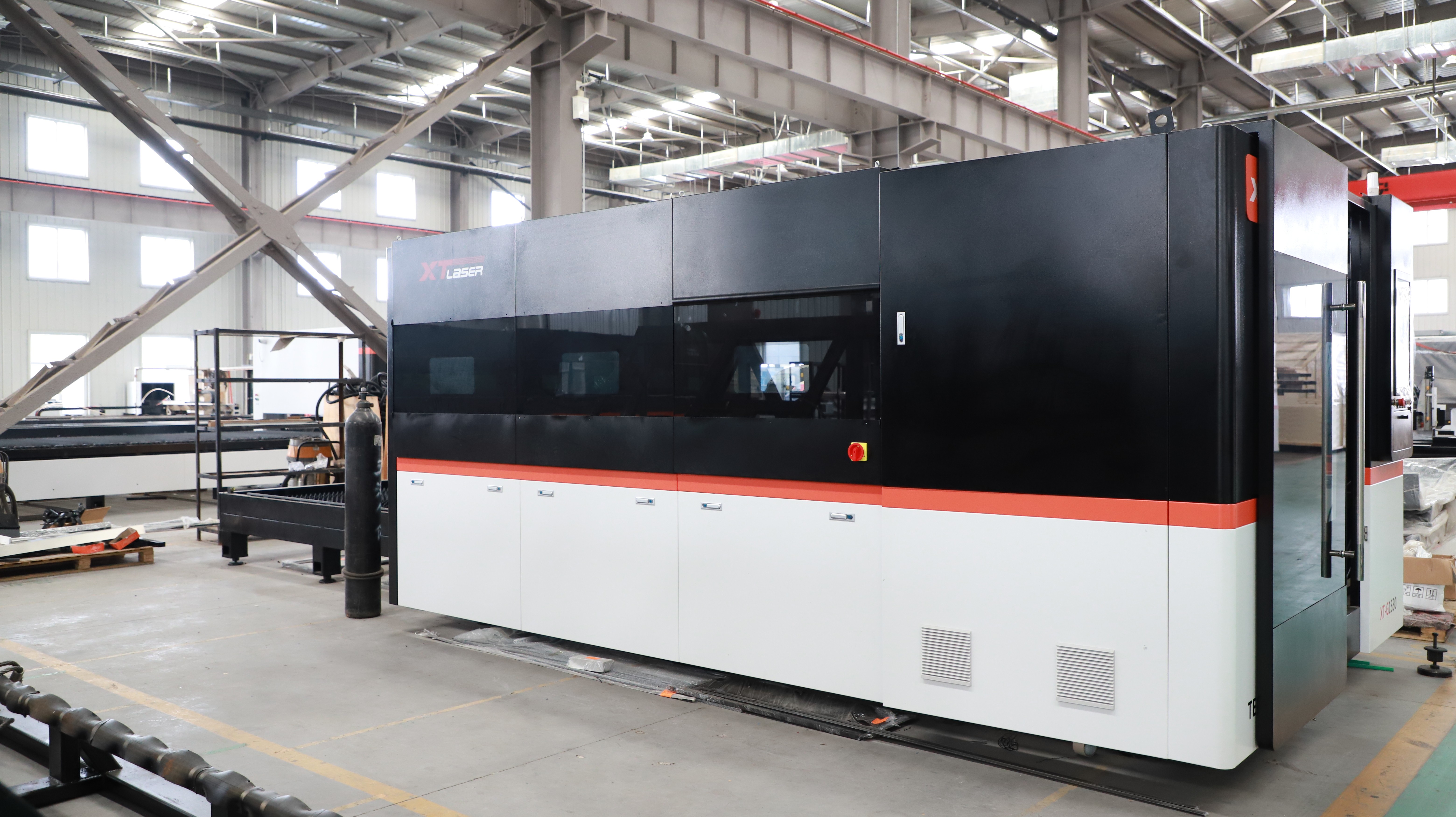 XT LASER High Quality Fiber Laser Cutting Machine Enclosed Cnc 3kw 4kw 6kw Laser Cutting Machine for Metal