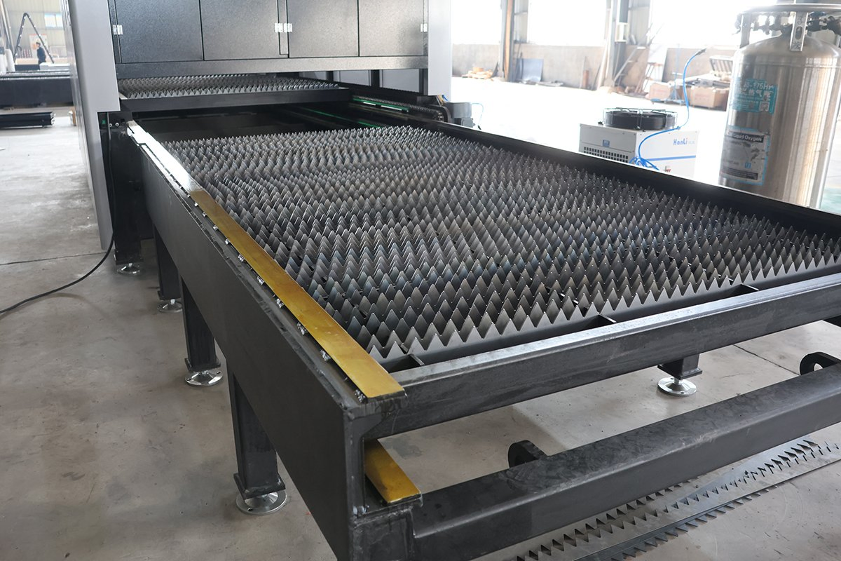 Anti-Collision 3015 3000W Dual-Table CNC Laser Machine Featuring Smart Height Follow-up System
