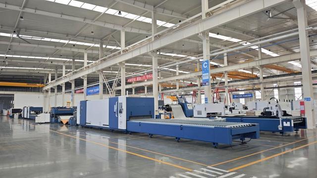 Robotic laser cutting system — 6-axis industrial robot with integrated fiber laser cutting head