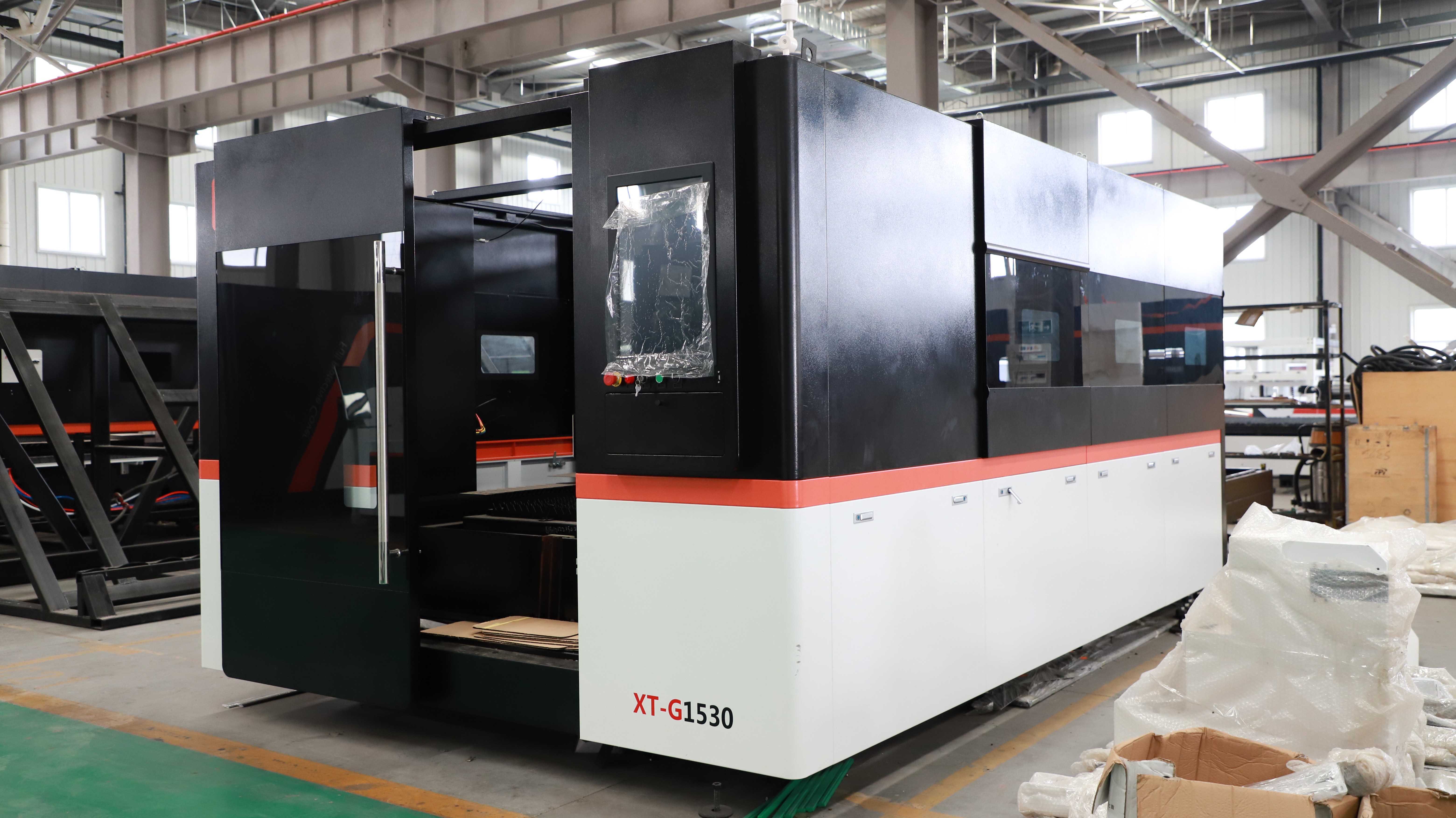 XT LASER High Quality Fiber Laser Cutting Machine Enclosed Cnc 3kw 4kw 6kw Laser Cutting Machine for Metal