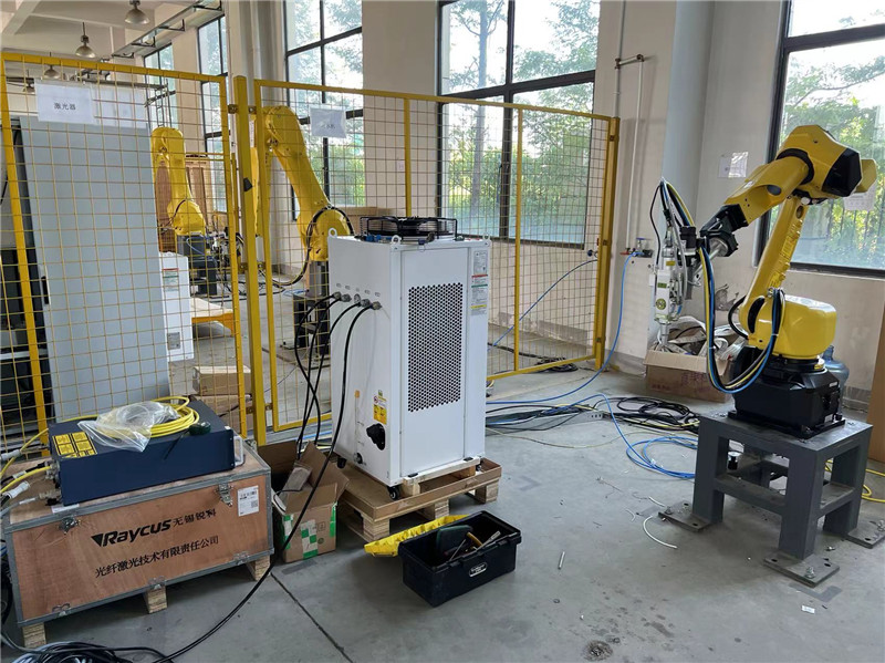 2000W Fiber Laser Head 3d Cutting Robot Cutting Machine