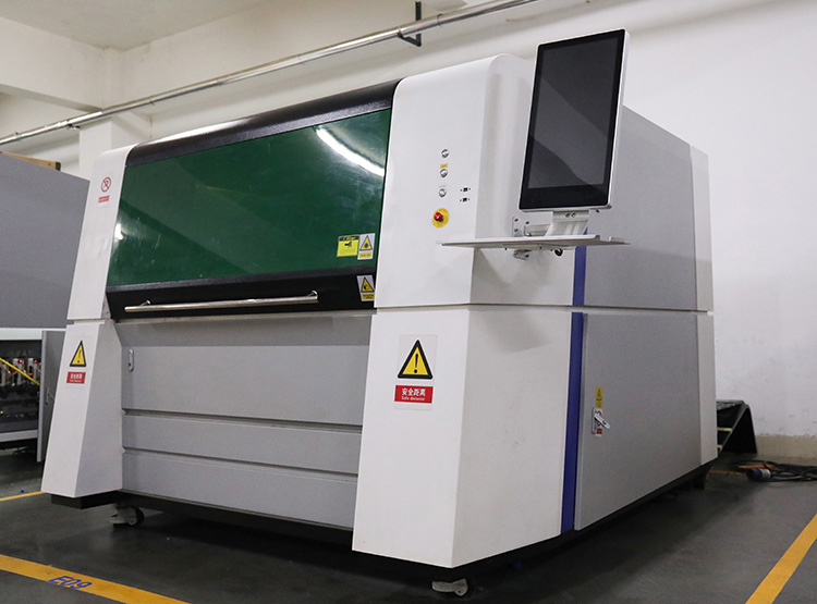 New Fully Enclosed Small Size Fiber Laser Cutting Machine CE For Metal Stainless Steel 3kw 6kw 1.5kw