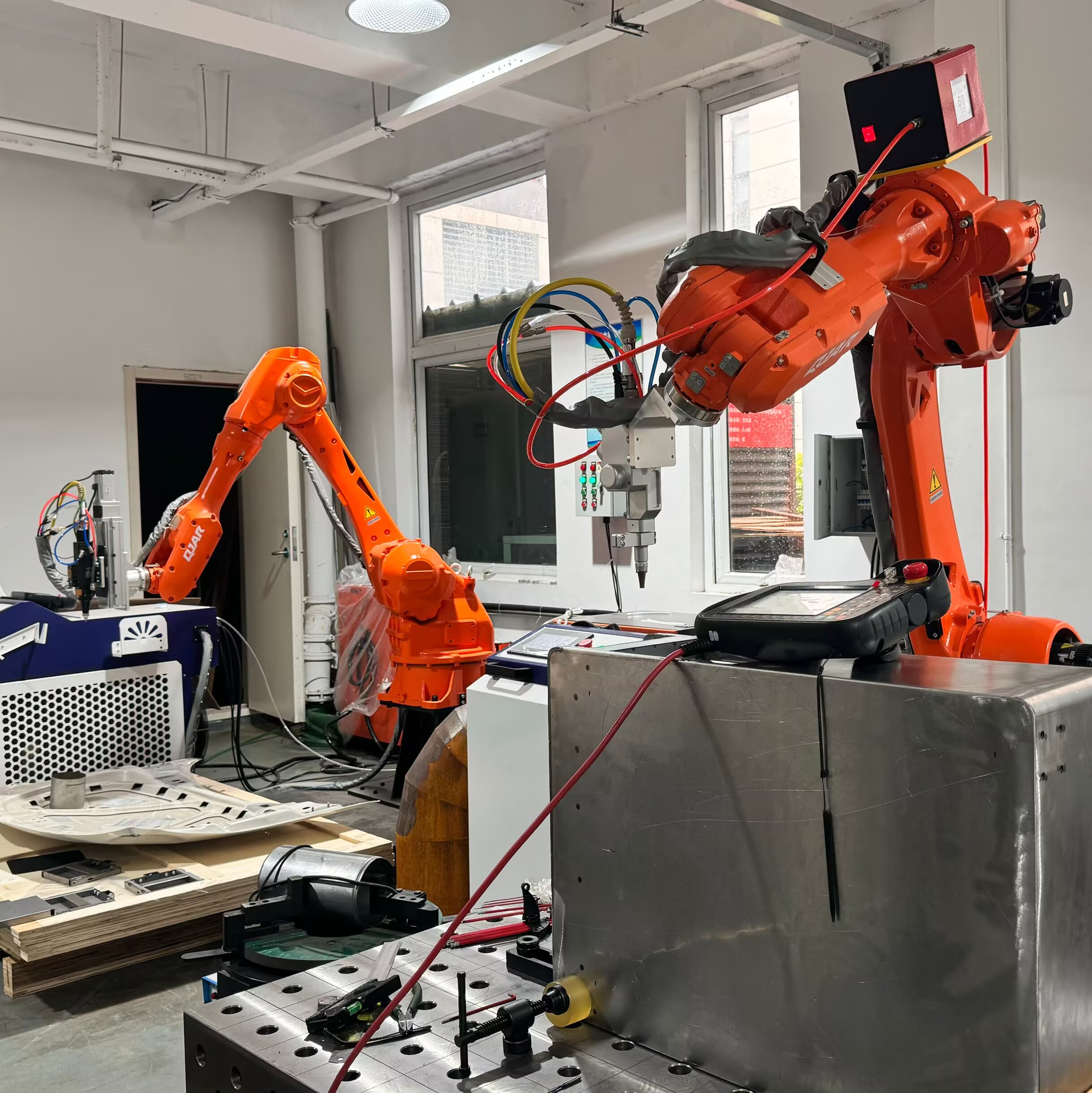 Professional 6-Axis Fiber Laser Cutter Robot 3000W 3D Space Cutting Industrial Metal Stainless Steel Aluminum Water Cooling