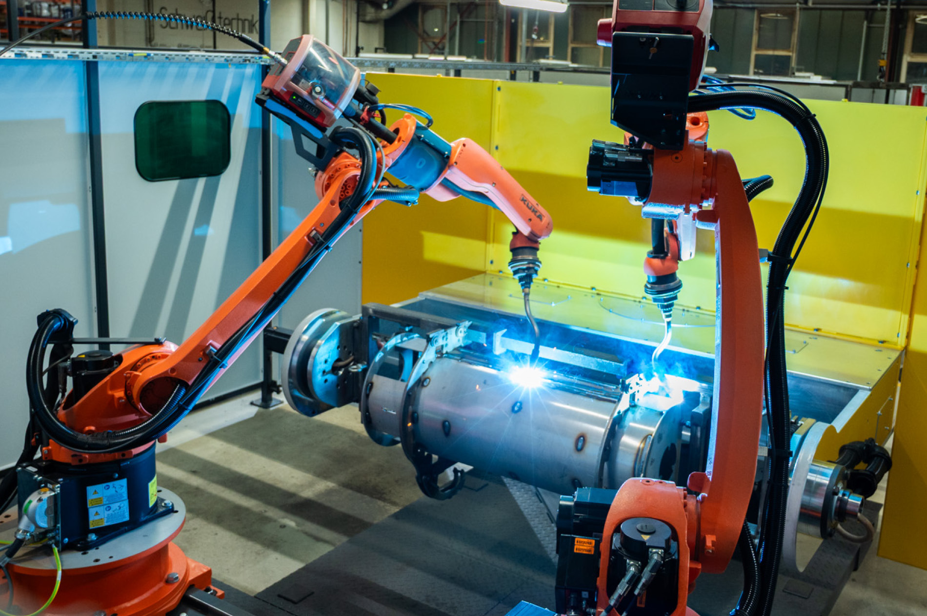 Kuka 6 Axis Robot Arm System PLC Motor Engine Automatic Metal Fiber Laser 3D Cutting Welding Machine High Precision IP67 22KG