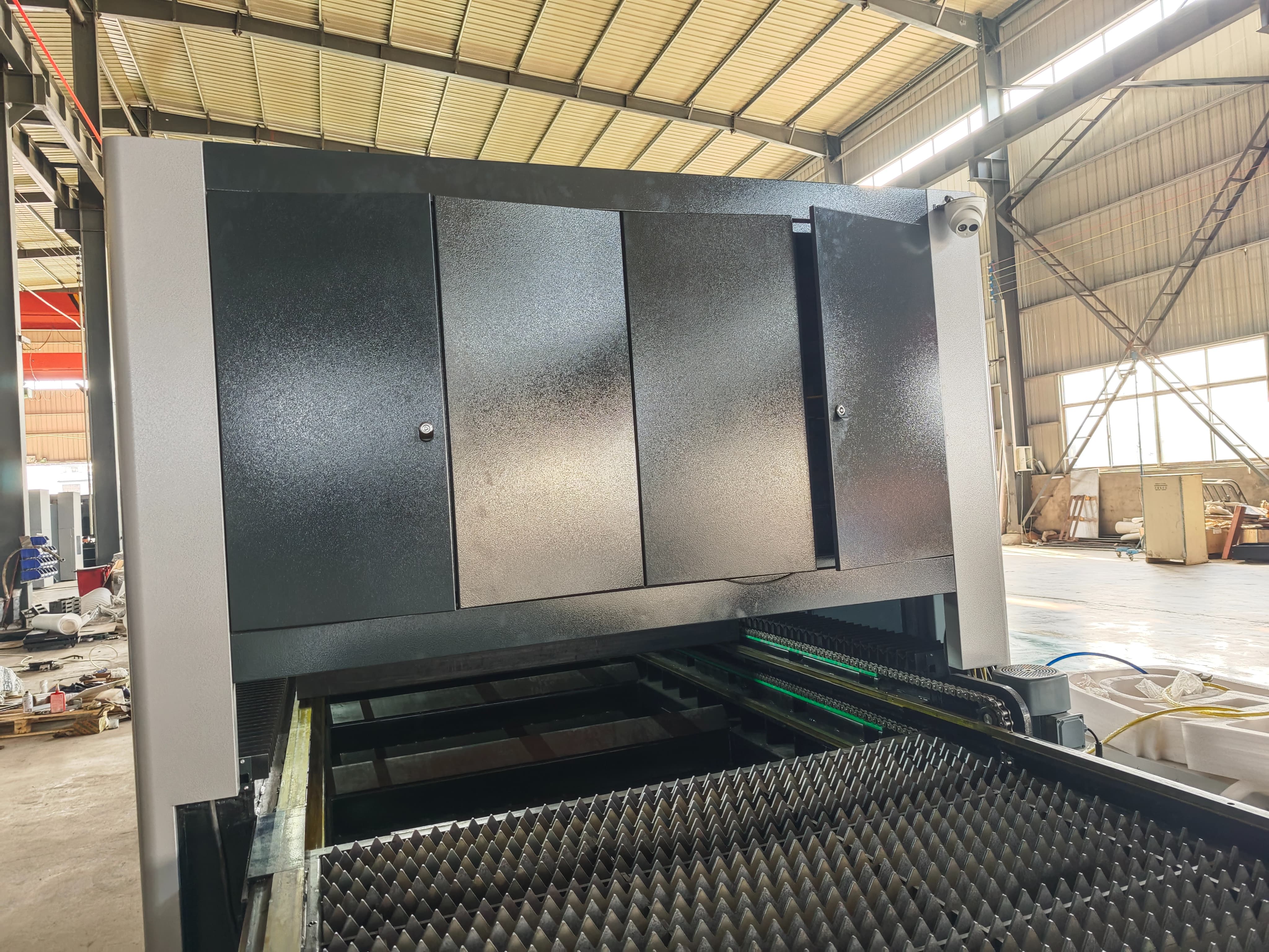 LINCOLN Exchange Table Fiber Laser Cutting Machine 4020 3000W Max FSCUT2000E Digital Automatic 4-axis Automotive Manufacturing