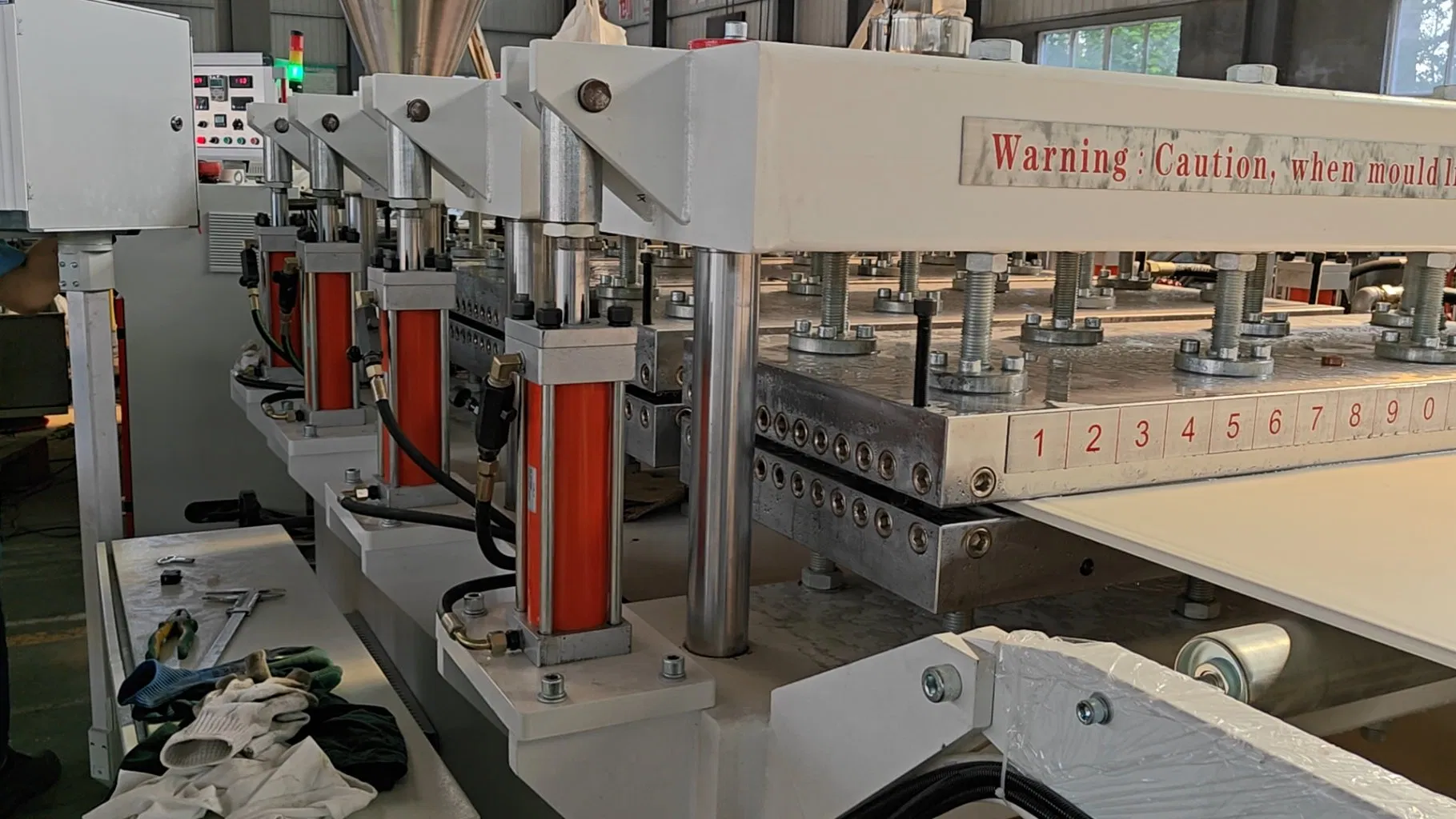 WPC Foam Sheet Can Be Processed by Laser Cutter Laser Engraver Precision Panel Saw Electronic Cutting Saw Panel Dividing and Cross-Cutting Production Line