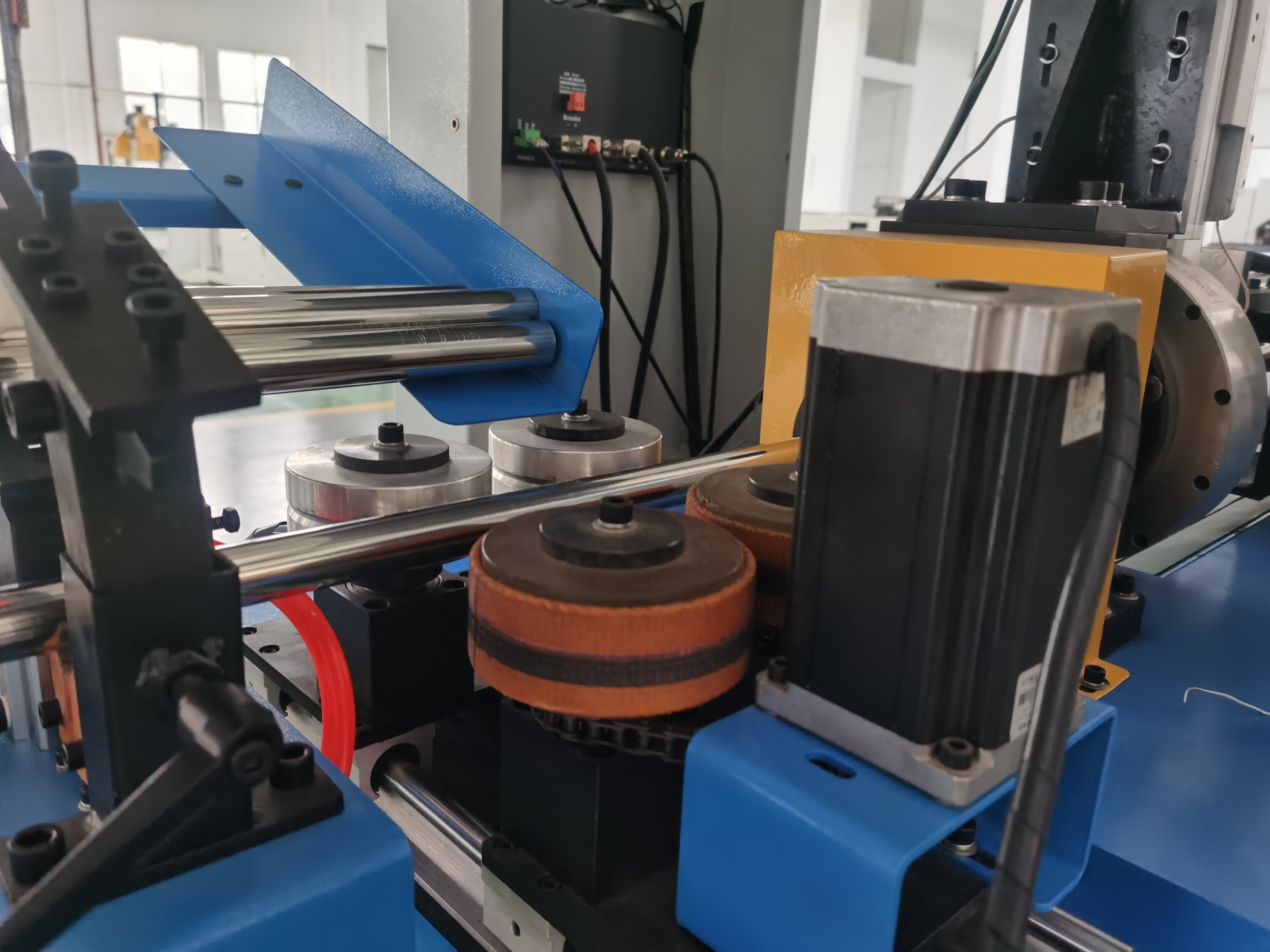 BR-50CNC Portable CNC 2KW Auto-loading Automatic Feeding Stainless Steel Pipe and Tube Laser Cutting Machine
