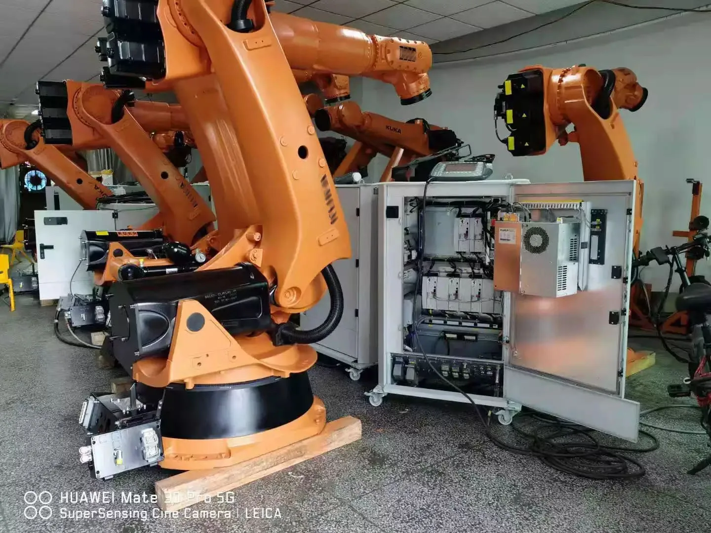 Kuka 6 Axis Robot Arm System PLC Motor Engine Automatic Metal Fiber Laser Cutting Machine 3D Cutting &amp; Welding High Precision