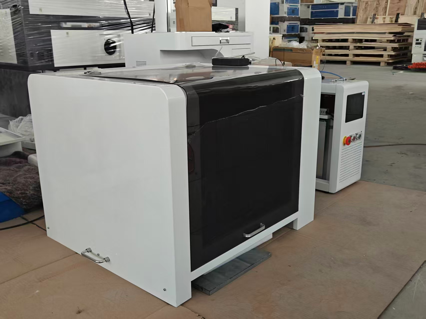 Desktop Small Fiber Laser Cutting Machine Enclosed Workstation Automatic Positioning Sheet Tube Processing