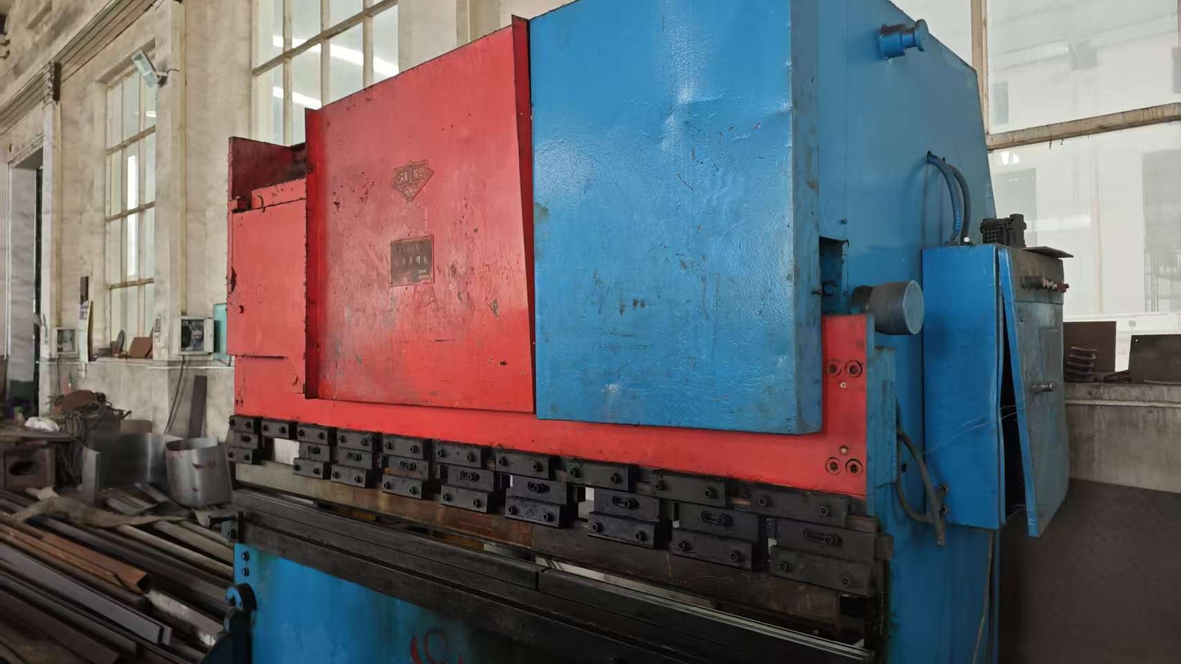Bending machine for precision elevator metal parts manufacturing