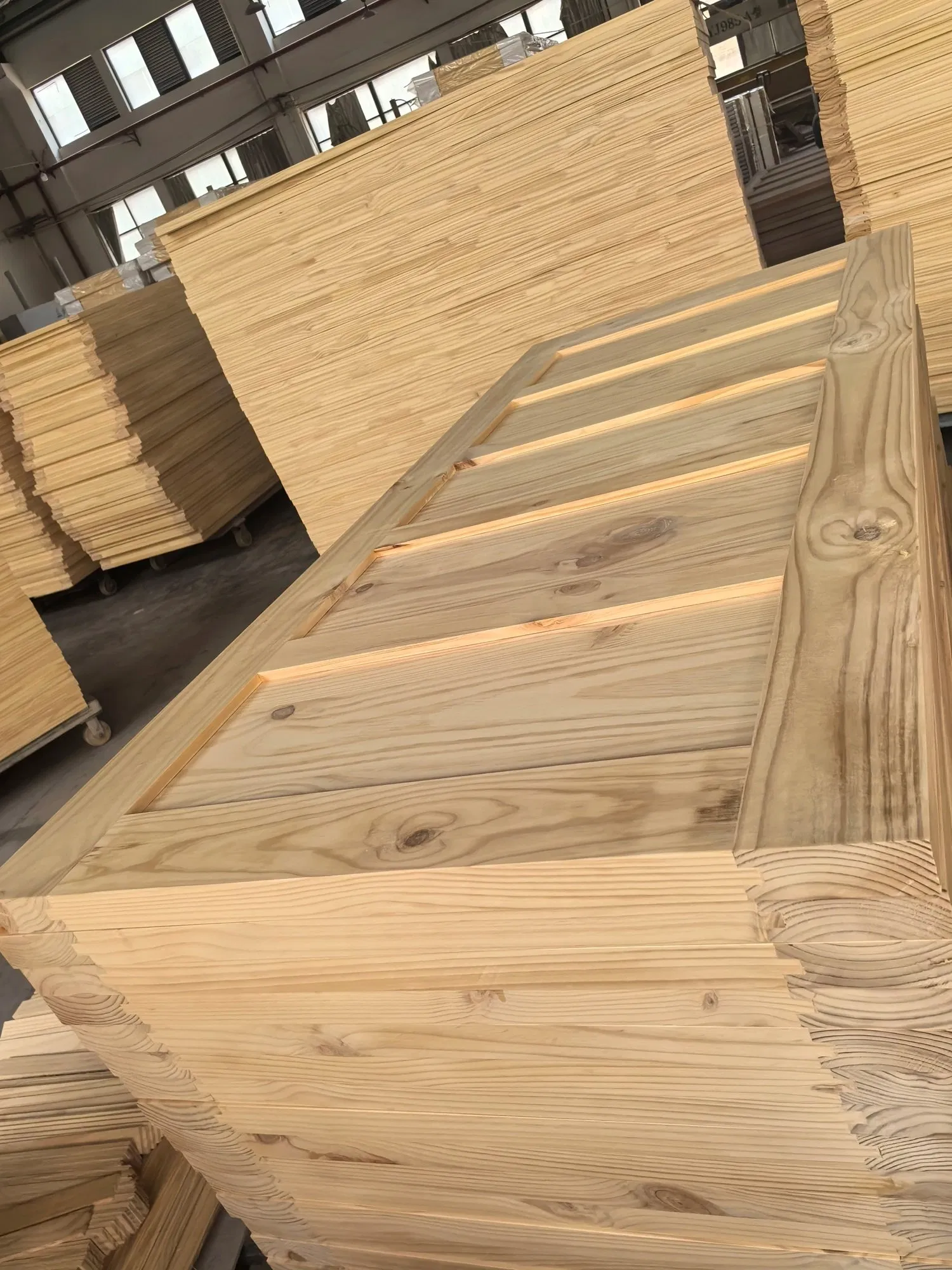 Modern House Interior Solid Core Wooden Knotty Pine Sliding Barn Door with Hardware