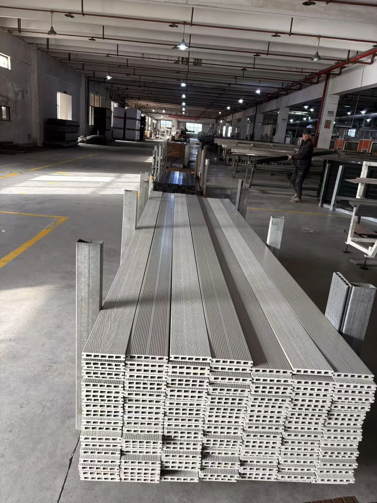 Ocox Hollow/Solid WPC Outdoor Decking Wood Plastic Composite Decking Waterproof Fireproof UV Resistance Easy Installation for Outdoor Landscaping